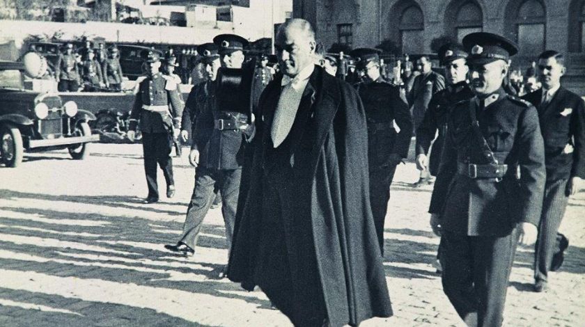 Atatürk'ün sokakta pelerinle gezmesi sosyal medyayı salladı