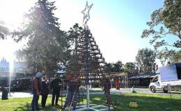 Kemer Belediyesi’nden Cam Atıklarından Yılbaşı Ağacı