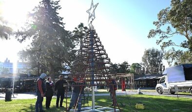 Kemer Belediyesi’nden Cam Atıklarından Yılbaşı Ağacı